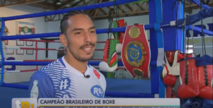 Foto do campeão brasileiro fazendo entrevista